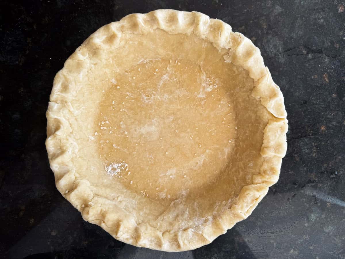 How to make pecan pie crust Arranging the pie crust in a pie dish.