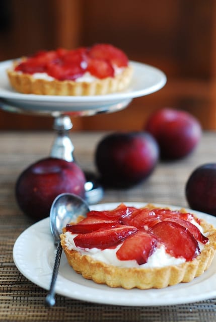 Plum tartlets, tartelettes with plums, sugar, goat cheese, whipped cream