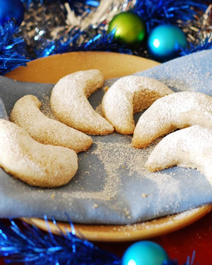 Almond Crescent Christmas Cookies