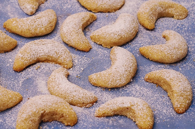 almond crescent cookies