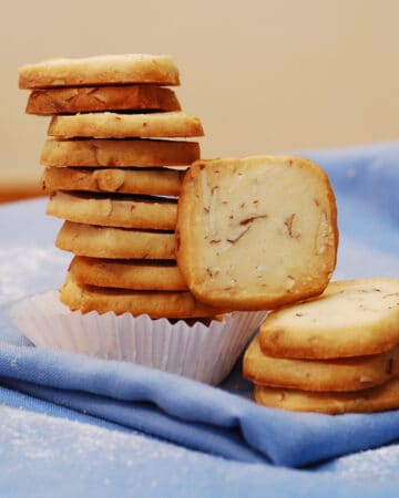 Almond Shortbread Cookies with Amaretto.