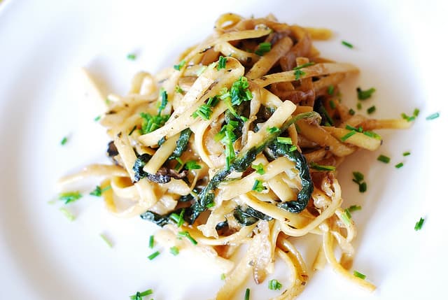 Creamy mushroom pasta with caramelized onions and spinach, pasta recipes, pasta dinners, vegetarian recipes, vegetarian pasta
