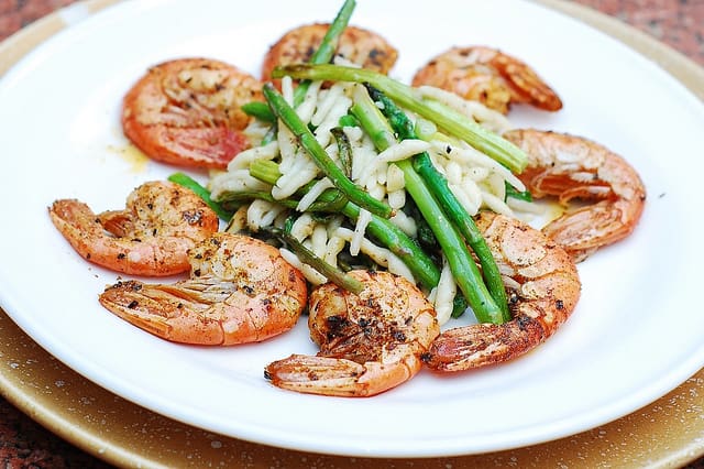 Garlic shrimp and asparagus pasta
