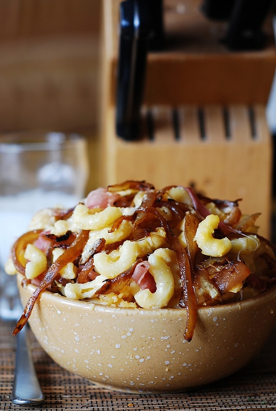 Mac and cheese with bacon and caramelized onions