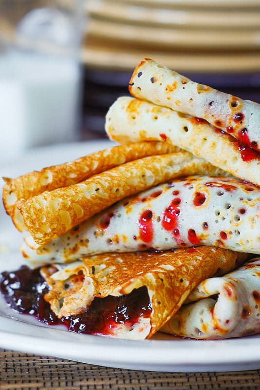 Easy crepes with jam or fruit preserves