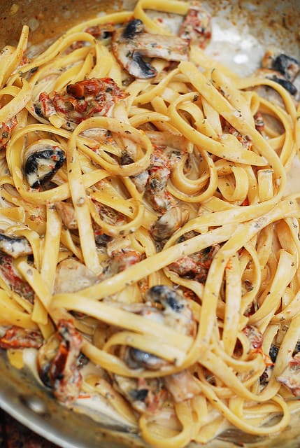 Sun-dried tomato and mushroom pasta, sun-dried tomatoes, mushrooms, pasta recipes, Italian recipes