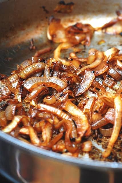 How to make caramelized onions, caramelizing onions, how do you caramelize onions, quick caramelized onions