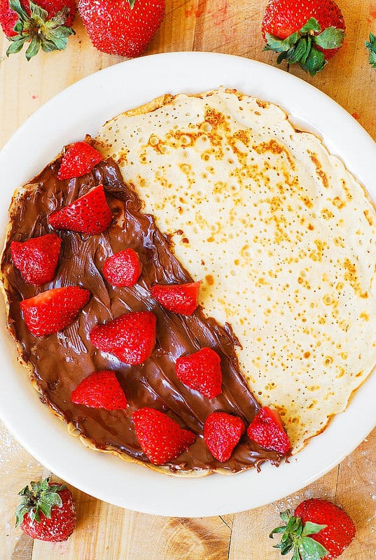 Add sliced strawberries over Nutella on the crepe (step-by-step photos)