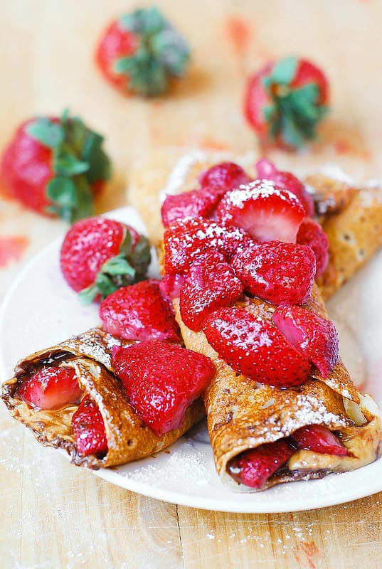 easy crepes, strawberry crepes, strawberry pancakes, nutella and strawberry pancakes