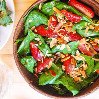 strawberry spinach salad with toasted almonds