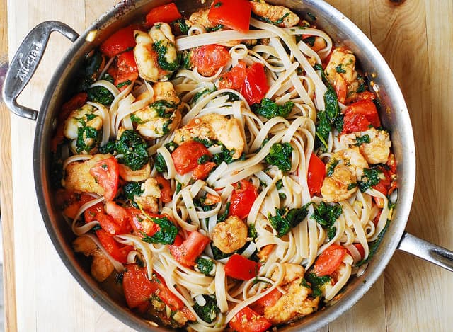 garlic shrimp pasta, fresh tomato recipes, tomato pasta, spinach pasta, garlic butter spinach pasta