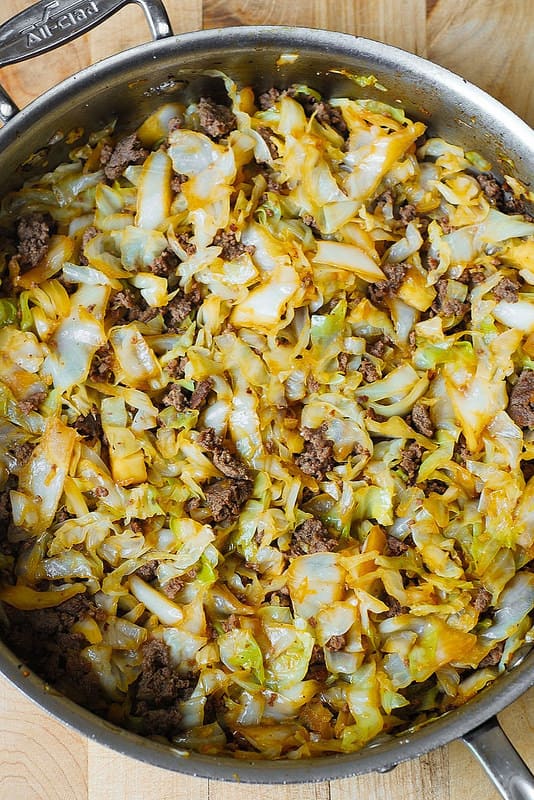 cook the cabbage and add tamari sauce to cabbage and beef (step-by-step photos)