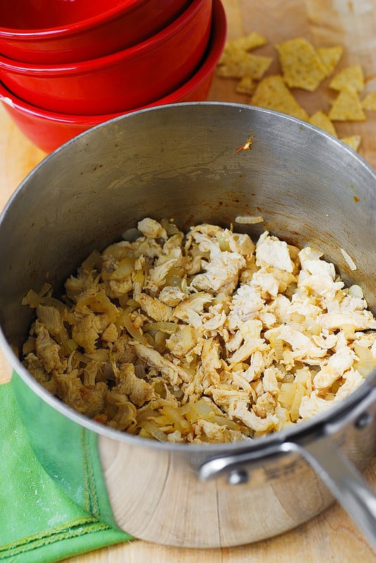 cooking chicken with onions and garlic in a large pan (step-by-step photos)