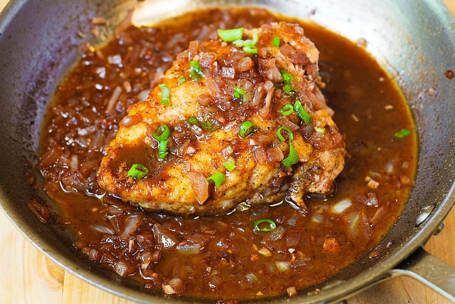 cooked chicken with shallot sauce on top in a large skillet (step-by-step photos)