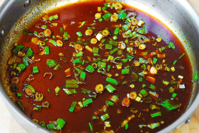 combining honey, soy sauce, and red curry paste with green onions to make Thai sauce (step-by-step photos)