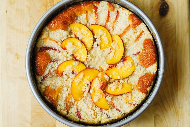 adding fresh sliced peaches on top of baked cake (step-by-step photos)
