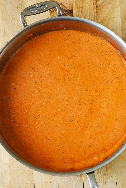 adding heavy cream to tomato sauce with Mozzarella (step-by-step photos)