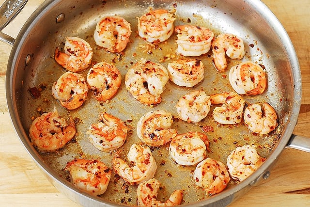 cook shrimp with red pepper flakes and garlic (step-by-step photos)