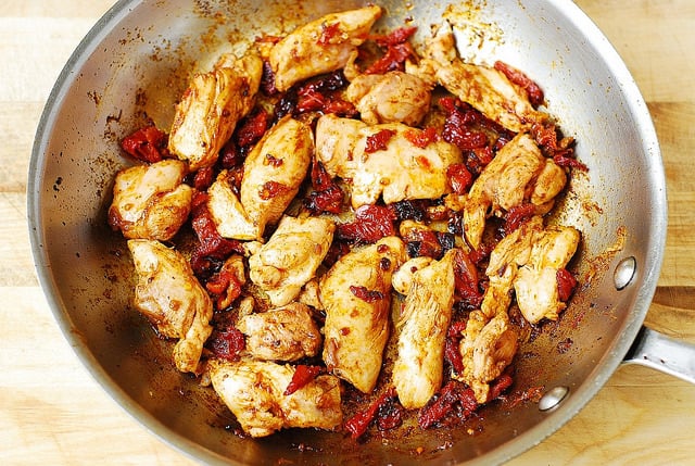 cooking chicken with sun-dried tomatoes and olive oil in a skillet (step-by-step photo)