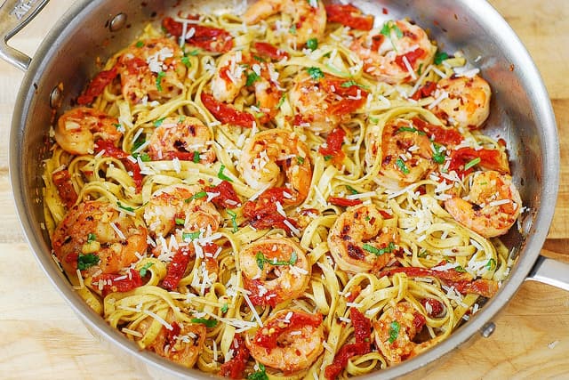 add shrimp and parmesan cheese on top of linguine pasta (step-by-step photos)