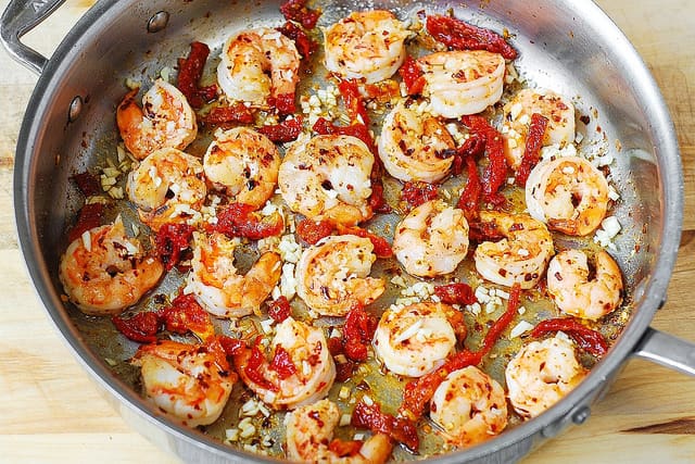 add sun-dried tomatoes to shrimp in the skillet (step-by-step photos)