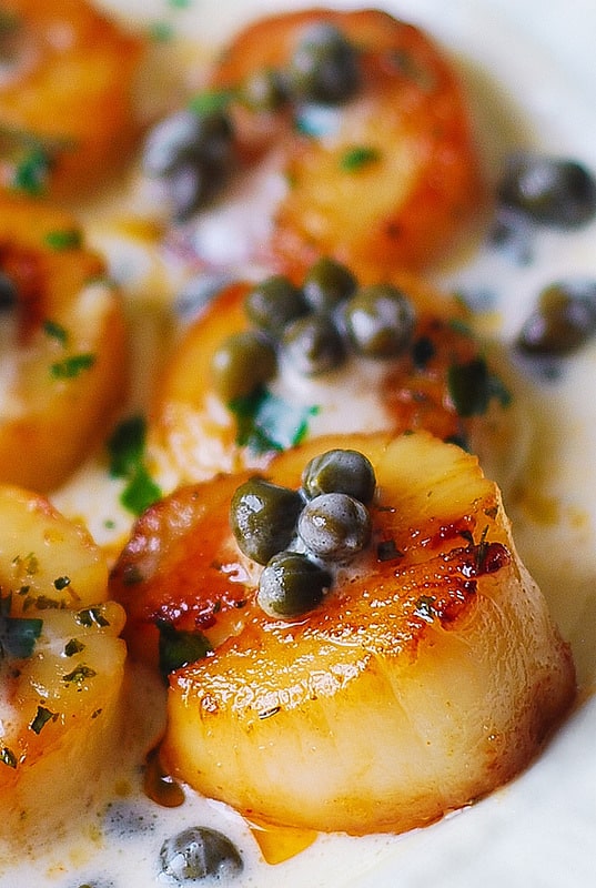 Seared scallops with capers and creamy lemon sauce