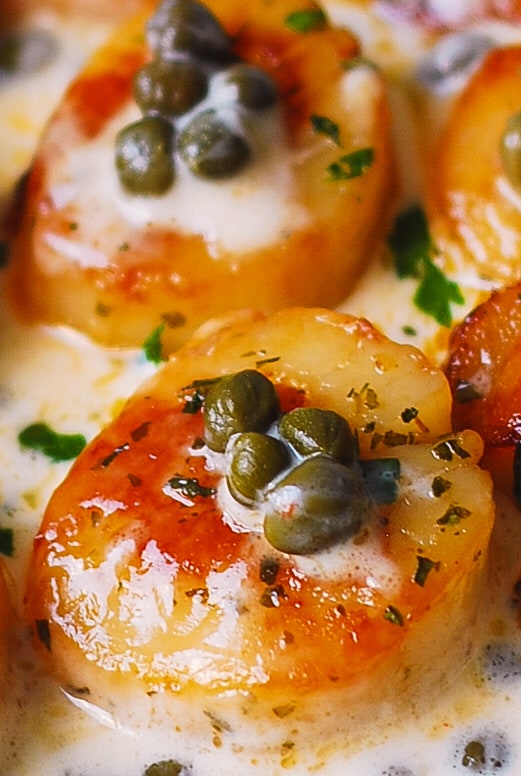 Seared scallops with capers and creamy lemon sauce