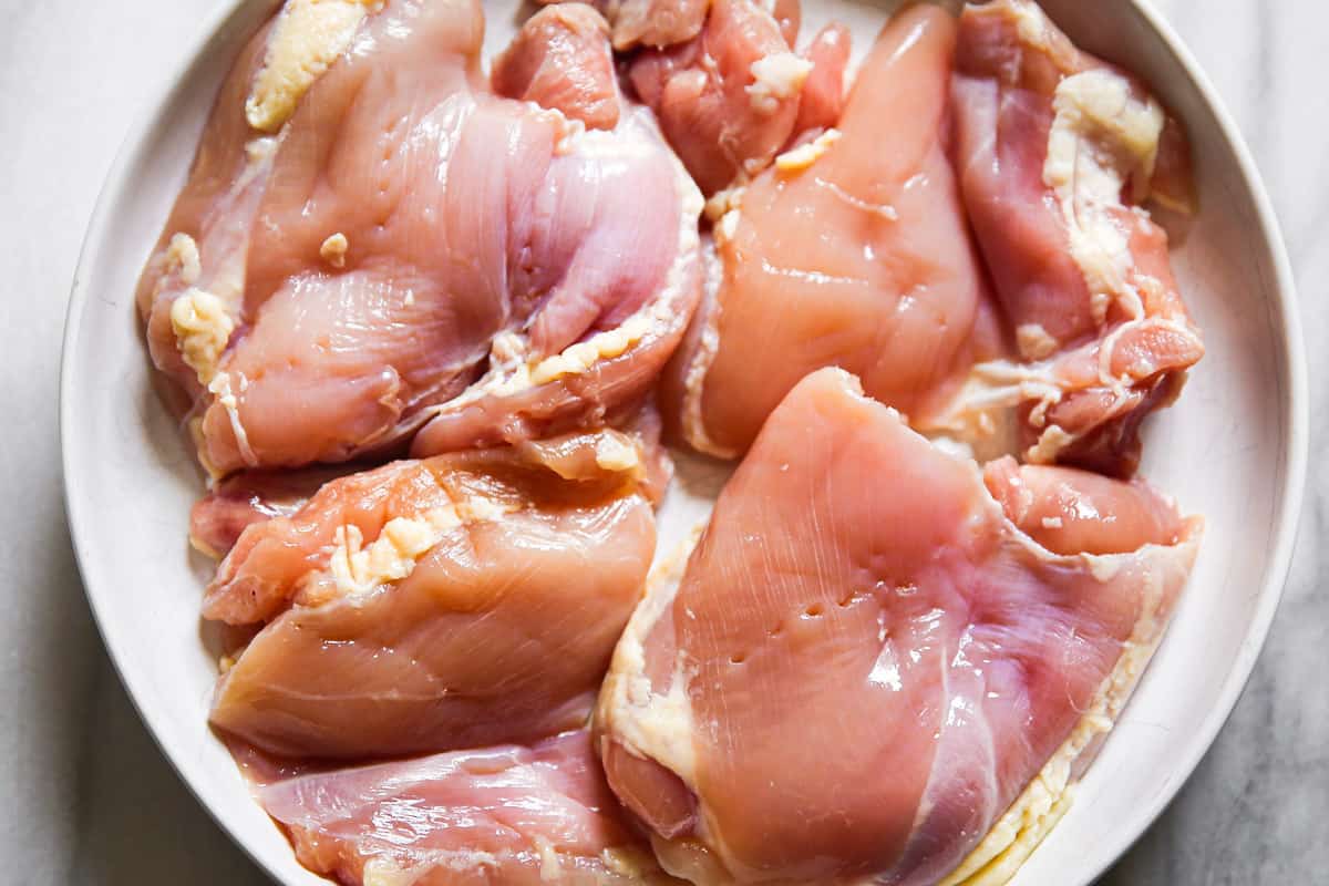 أفخاذ الدجاج منزوعة الجلد والعظام على طبق